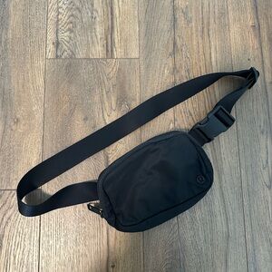 Lululemon Everywhere Belt Bag - Black